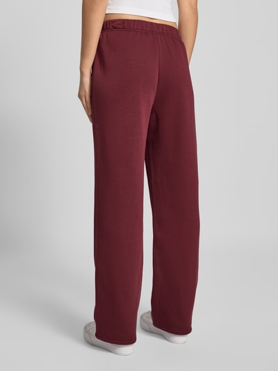 Pieces Spodnie sportowe o kroju regular fit z mieszanki bawełny model ‘CHILLI’ Ciemnoczerwony 5