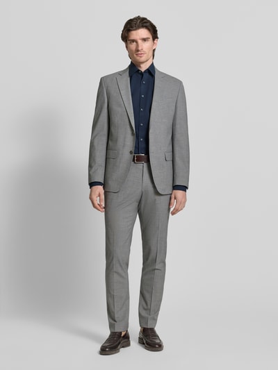 Männermodel trägt Regular Fit Businesshemd mit extra langem Arm van OLYMP, effen donkerblauw, Kentkraag, katoenmix, Ganzkörperansicht von vorne.