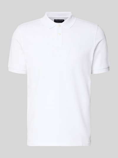 Produktfoto, Poloshirt aus Baumwolle von MARC O’POLO DENIM in Weiß, Piqué-Struktur, gerader Schnitt, kurzer Kragen, dezentes Logo.