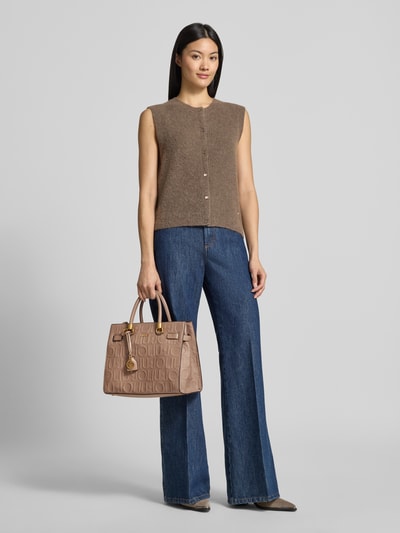 Frauenmodel trägt Tote Bag mit Allover-Logo-Detail Modell 'Manhattan' von Liu Jo White in Beige mit geteiltem Hauptfach, Reißverschluss und 40 cm Schulterriemen, Ganzkörperansicht von vorne.