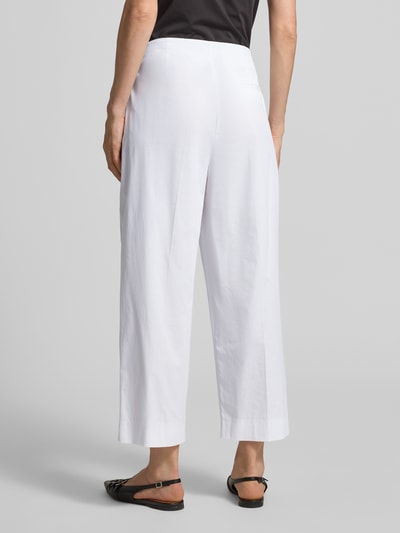 Frauenmodell trägt Caprihose mit Gesäßtasche von Luisa Cerano, Weiß, Relaxed Fit, Baumwoll-Elasthan-Mix, Bügelfalten, Ganzkörperansicht Rückansicht.