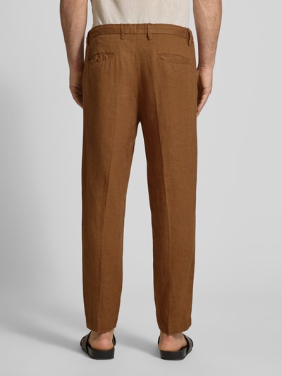 Männermodel trägt Hose mit Gesäßtaschen Modell 'PANTALACCIO LINO' von MARKUP, Reine Baumwolle, Regular-Fit, braun, Ganzkörperansicht Rückansicht. Bundweite bei Größe 50: 44 cm, Innenbeinlänge bei Größe 50: 71 cm.