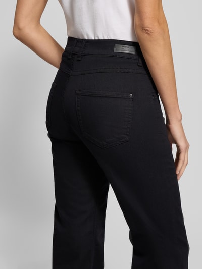 Kobiece modelka nosi Slim Fit Jeans z 5 kieszeniami Model 'CICI' od Angels, czarna bawełna, prosty krój, detal tylnej kieszeni, zdjęcie z tyłu.