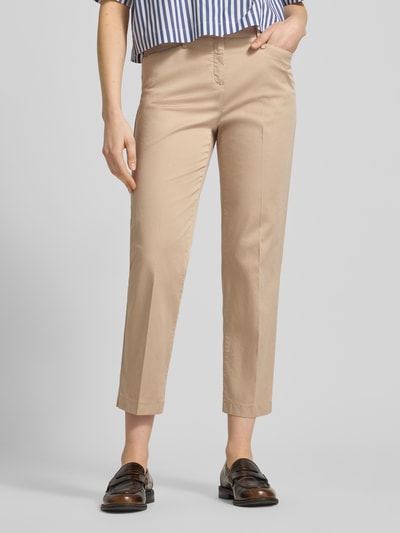 Frauenmodel trägt Hose in verkürzter Passform Modell 'Mara S' von Brax in Beige mit Bügelfalten, Baumwoll-Elasthan-Mix, Nahaufnahme Oberkörper.