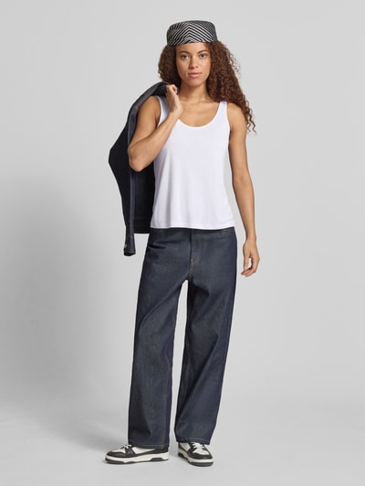 Frauenmodel trägt Relaxed Fit Tank Top aus Modal-Mix Modell 'KAMALA' von Pieces, unifarben, schmale Träger, Ganzkörperansicht von vorne.