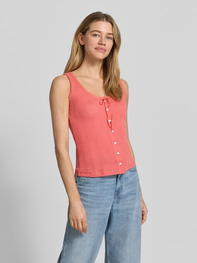 Modelka nosi Trägertop mit Rundhalsausschnitt und Knopfleiste von Jake*s Casual, bawełna, krój slim fit, okrągły dekolt, listwa guzikowa, długość tyłu w rozmiarze S: 52 cm, różowy, tekstura prążkowana, widok całej sylwetki z przodu.