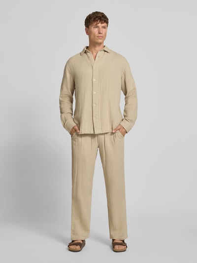 Männermodel trägt Regular Fit Freizeithemd mit Kentkragen von Lindbergh aus Reine Baumwolle, beige Farbe, Langärmelig, Durchgängige Knopfleiste, Ganzkörperansicht von vorne, Rückenlänge bei Größe M 73 cm, Schulterbreite 47 cm, Ärmellänge 67 cm.