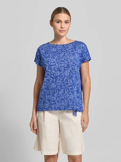 Frauenmodel trägt Damen T-Shirt mit Kordelzug am Saum und Rundhalsausschnitt von Betty Barclay, Blau mit floralen Mustern, Material-Mix, Straight Fit, Rückenlänge bei Größe 36: 60 cm, Ganzkörperansicht von vorne.