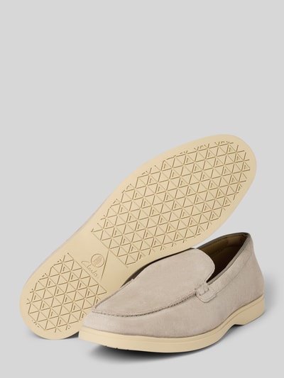 Produktfoto, Slipper aus beschichtetem Leder Modell 'Torford Easy' von Clarks in Beige mit strukturierter, heller Sohle und feiner Struktur, Herren Slipper, Absatzhöhe 2 cm, Schafthöhe 7 cm, Schaftweite 13 cm