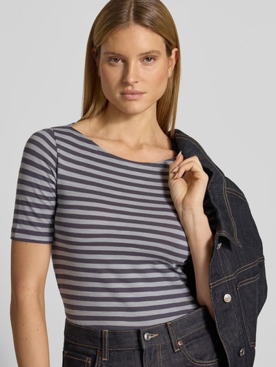 Vrouwenmodel draagt Slim Fit T-Shirt uit zuiver katoen van Marc O'Polo, look: all-over motief, patroon: gestreept, logoprint, boothals, korte mouw, detailopname bovenlichaam