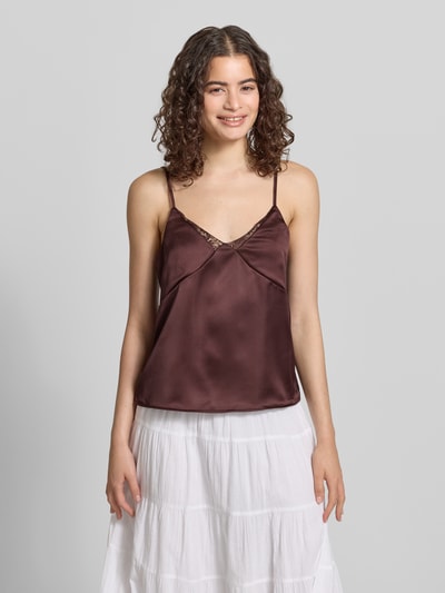 Frauenmodel trägt Regular Fit Trägertop mit Spitzenbesatz Modell 'RAYA' von Only, Optik: Unifarben, Satin, V-Ausschnitt, Ganzkörperansicht von vorne