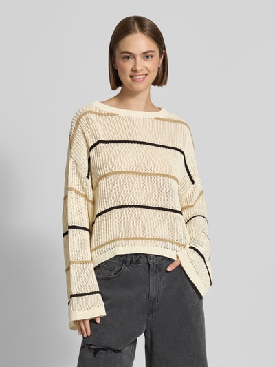 Frauenmodel trägt Oversized Strickpullover mit Label-Detail und Rundhalsausschnitt von Karo Kauer, Grobstrick mit Streifenmuster, Creme und Schwarz, Damenmodell, Nahaufnahme Oberkörper.