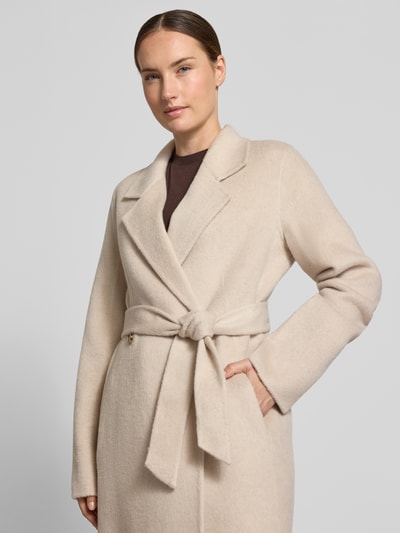 Frauenmodel trägt Regular Fit Mantel aus Woll-Mix Modell 'Cotaz2_DF' von BOSS in Beige, strukturierte Oberfläche, Nahaufnahme Oberkörper, Damen Mantel.
