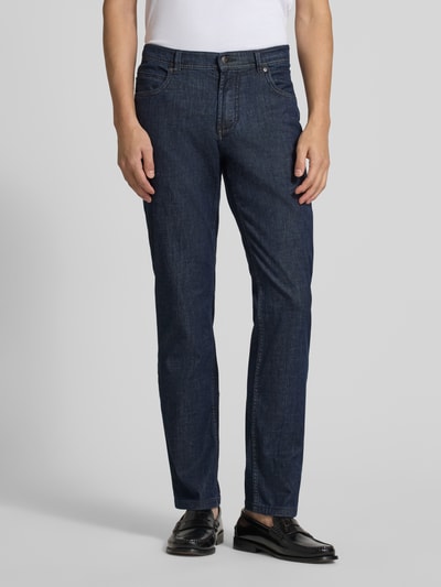 Männermodel trägt Jeans mit 5-Pocket-Design von Christian Berg Men, dunkelblauer Baumwoll-Mix mit Stretch-Anteil, Gerader-Schnitt, Ganzkörperansicht von vorne.
