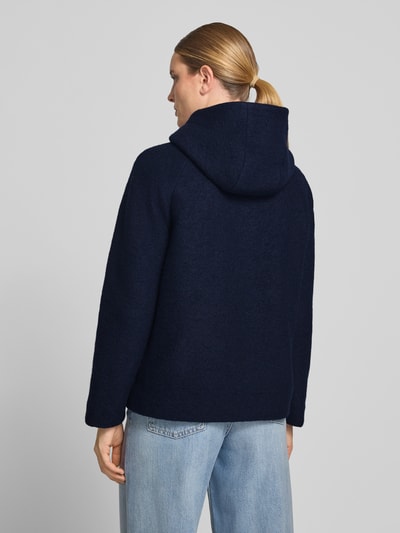 Frauenmodel trägt Regular Fit Jacke aus Woll-Mix mit Kapuze von FUCHS SCHMITT, kolor ciemnogranatowy, mieszanka wełny, krój regular fit, kaptur, listwa guzikowa, Długość tyłu w rozmiarze 36: 66 cm, Szerokość ramion w rozmiarze 36: 45 cm, Szerokość klatki piersiowej w rozmiarze 36: 57 cm, Długość rękawów w rozmiarze 36: 50 cm, Ganzkörperansicht Rückansicht