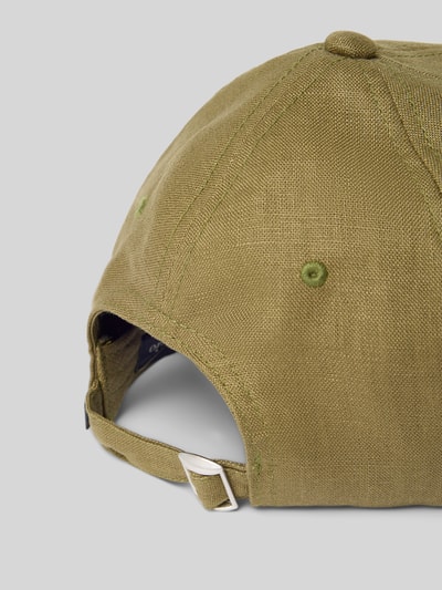 Produktfoto, Basecap aus reinem Leinen von Marc O'Polo in Olivgrün, einfarbig, Logo-Stitching, verstellbarer Riegel, strukturierte Flammgarn-Oberfläche