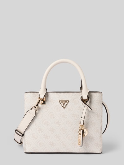 Produktfoto, Handtasche mit Logo-Muster Modell 'NOELLE II' von Guess, Label-Applikation, Tragehenkel, Schulterriemen, Hauptfach mit Reißverschluss, cremefarbene Textur, Maße 24x19x6 cm, Länge Schulterriemen 126 cm.