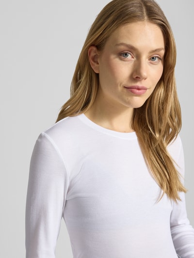 Vrouwenmodel draagt Slim Fit Langarmshirt uit lyocellmix van Marc O'Polo, look: effen kleuren, ronde hals, rib structuur, Nahaufnahme Oberkörper.