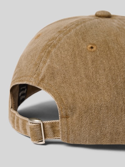 Produktfoto, Basecap mit Label-Stitching von MADS NØRGAARD aus reiner Baumwolle in Beige, verstärkter Schirm, größenverstellbar, strukturierte Oberfläche