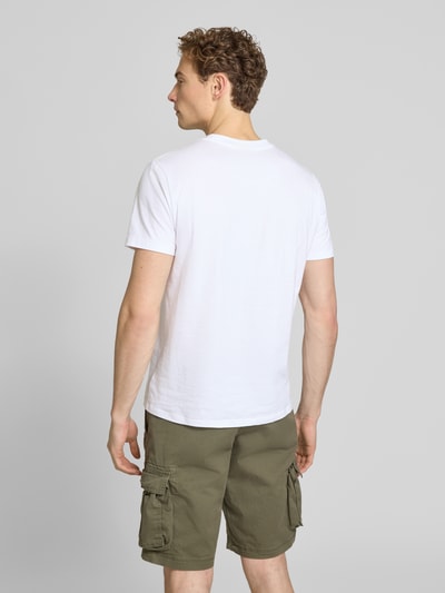 Männermodel trägt T-Shirt mit Logo-Patch und Rundhalsausschnitt von GAP in Weiß, kombiniert mit olivgrüner Cargo-Short, Rückenansicht, Ganzkörperansicht Rückansicht.