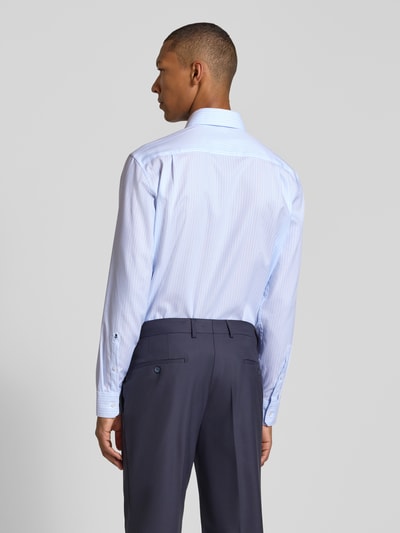 Männermodel trägt hellblaues Regular Fit Businesshemd aus reiner Baumwolle Modell 'New Kent' von Seidensticker, Ganzkörperansicht Rückansicht, Herren Businesshemd von Seidensticker.