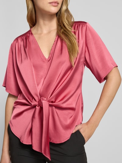 Frauenmodel trägt Bluse mit Knoten-Detail Modell 'Casadia' von Neo Noir in Satin, Straight Fit, V-Ausschnitt, Nahaufnahme Oberkörper.