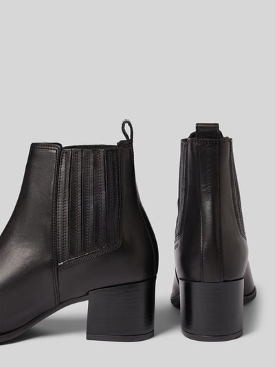 Produktfoto, Stiefeletten aus echtem Leder von Copenhagen, czarny kolor, zaokrąglony czubek, obcas słupek, fakturowana podeszwa, wysokość obcasa 6 cm, wysokość cholewki 13 cm, szerokość w rozmiarze 40: 10 cm, krój zaokrąglony