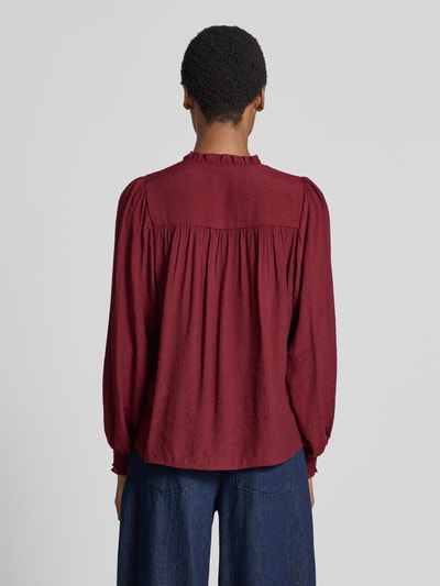 Frauenmodel trägt Regular Fit Bluse aus Viskose-Mix von Apricot in Dunkelrot mit Rüschen und Knopfleiste, Ganzkörperansicht Rückansicht.