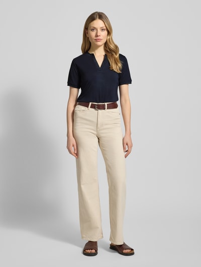 Frauenmodel trägt T-Shirt mit V-Ausschnitt von More & More, navyblau, schimmernde Abschlüsse, Regular Fit, Ganzkörperansicht von vorne.