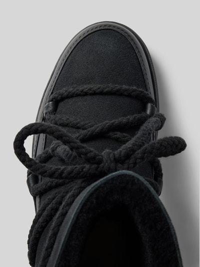 Produktfoto, Boots mit Schnürverschluss Modell 'Classic' von INUIKII in Schwarz, abgerundete Passform, strukturierte Oberfläche, Detailaufnahme, Damen Boots von INUIKII, leicht profilierte Sohle, Absatzhöhe 3 cm, Schafthöhe 16 cm, Schaftweite 14 cm