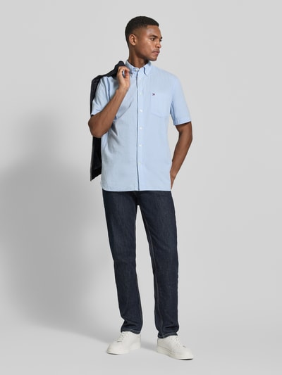 Männermodel trägt Regular Fit Freizeithemd aus reiner Baumwolle von Tommy Hilfiger, Optik: unifarben, Ganzkörperansicht von vorne.