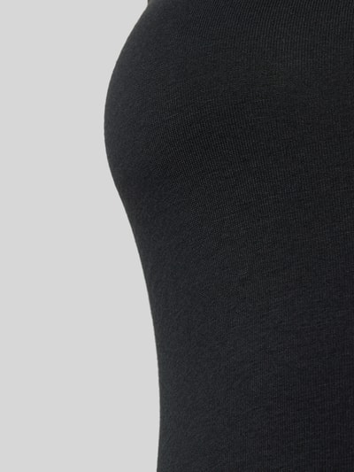 Frauenmodel trägt Tanktop mit Label-Detail im 2er-Pack von Skiny, Baumwoll-Elasthan-Mix, Slim-Fit, schwarze Textur, Detailaufnahme.