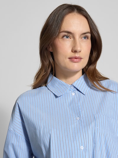Frauenmodel trägt Regular Fit Hemdbluse mit Hemdblusenkragen von OPUS, blau mit weißen Streifen, elastischer Baumwoll-Mix, Nahaufnahme Oberkörper.