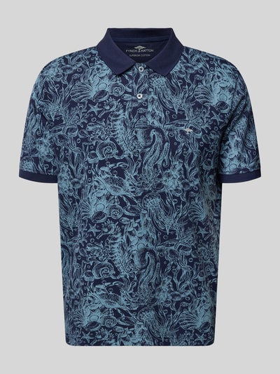 Produktfoto, Regular Fit Poloshirt aus Baumwolle im Allover-Look von Fynch-Hatton, dunkelblau mit hellblauem Muster, Knopfleiste, Rückenlänge bei Größe M 71 cm