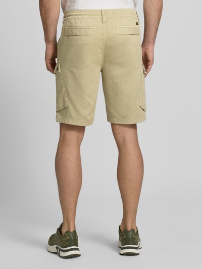 Männermodel trägt Shorts mit Cargotaschen und Tunnelzug von PME Legend, Beige, Reine Baumwolle, Regular-Fit, Ganzkörperansicht Rückansicht.