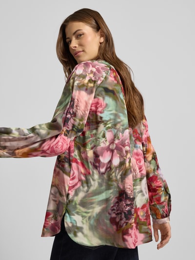 Frauenmodel trägt Hemdbluse mit Knopfleiste von More & More in buntem Blumenmuster, reine Baumwolle, lockerer Schnitt, Ganzkörperansicht Rückansicht.