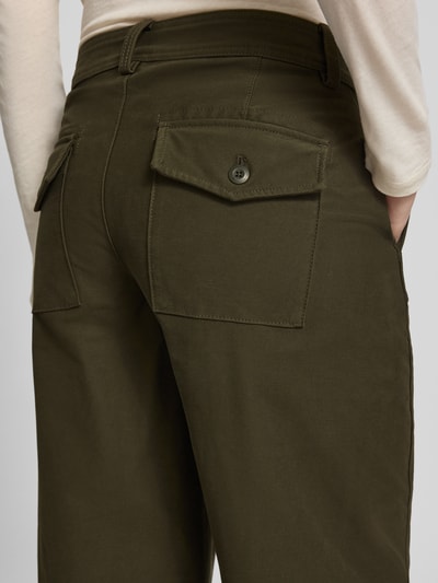 Kobiece modelka nosi Barrel Fit Jeans mit Baumwoll-Anteil Modell 'CLAIR' od Only, ciemnozielony denim, jednolity wzór, naszywane kieszenie z tyłu, widok z tyłu, zbliżenie na biodra.