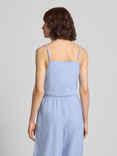 Frauenmodel trägt Regular Fit Top mit Spitzenbesatz Modell 'Feoly' von American Vintage in Hellblau aus Baumwolle, Ganzkörperansicht Rückansicht.