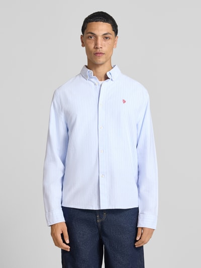 Männermodel trägt Regular Fit Freizeithemd aus reiner Baumwolle von REVIEW in Hellblau mit Knopfleiste, Button-Down-Kragen, Ganzkörperansicht von vorne.