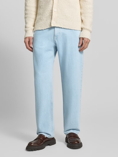 Männermodel trägt Jeans mit 5-Pocket-Design von Review in hellem Blau, Herren, Gerader-Schnitt, Nahaufnahme Oberkörper bis Beine.