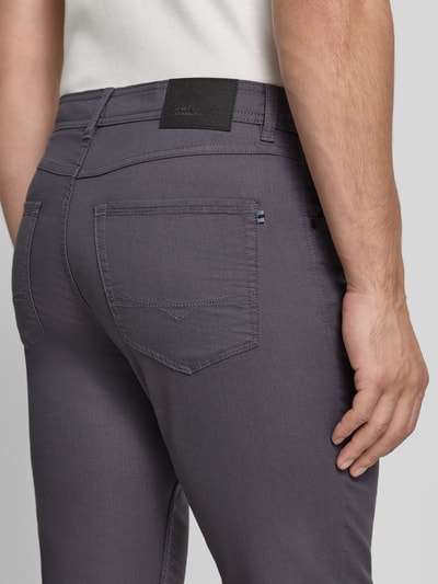 Mężczyzna nosi Straight Fit Hose mit Strukturmuster von Christian Berg Men z bawełny, 5 kieszeni, zapięcie na guzik i zamek, fakturowany wzór, kolor szary, szerokość w rozmiarze 32/32: 34 cm, długość wewnętrzna nogawki: 80 cm, zdjęcie z tyłu zbliżenie na biodra.