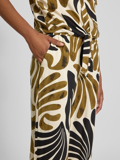 Frauenmodel trägt Stoffhose aus Viskose im Allover-Look Modell 'FELDI' von Soyaconcept, abstrakte Muster, Nahaufnahme Oberkörper. Damen Stoffhose, Reine Viskose, Wide Leg, Allover-Look, Elastischer Bund, Bundweite bei Größe S: 35 cm, Innenbeinlänge bei Größe S: 72 cm.