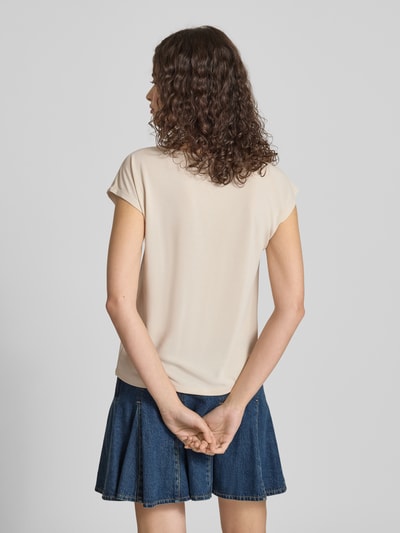 Frauenmodel trägt Loose Fit T-Shirt aus Modal-Mix Modell 'FREE' von Only, unifarben, kurzarm, V-Ausschnitt, Ganzkörperansicht Rückansicht.