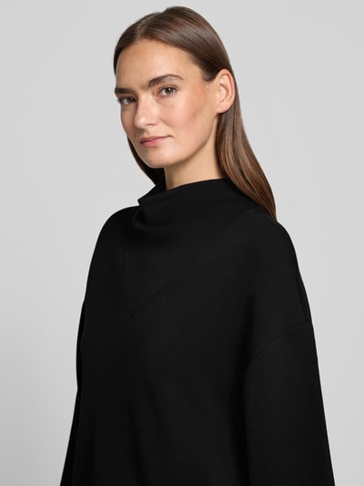 Kobiece modelka nosi Regular Fit Sweatshirt aus Viskose-Mix Modell 'Betsy' von VARLEY, czarny, stójka, tunel w pasie, mieszanka wiskozy, krój regular fit, zbliżenie na górną część ciała