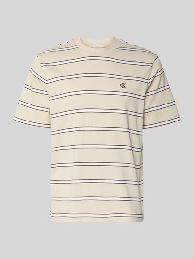 Produktfoto, T-Shirt mit Logo-Stitching von Calvin Klein Jeans in Beige mit feinen schwarzen Streifen, reine Baumwolle, gerader Schnitt, Rundhalsausschnitt.