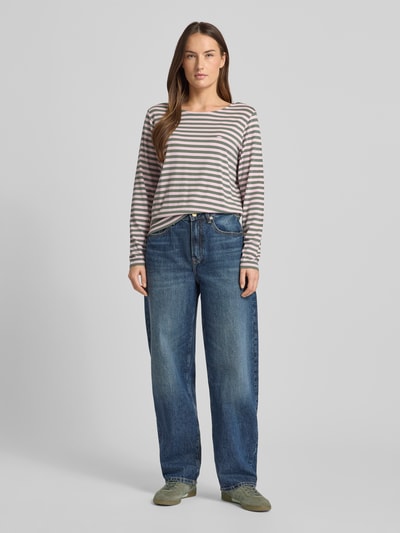 Vrouwenmodel draagt Regular Fit Longsleeve uit viscose-mix van Fynch-Hatton met ronde hals en logo-stiksel, strepenpatroon, kleuren grijs en wit, elastische stof, damesmode, volledige lichaamsvoorzijde.