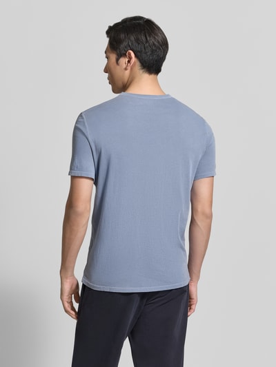 Männermodel trägt Regular Fit T-Shirt mit ronde hals, model 'Devon' van American Vintage, zuiver katoen, lichtblauw, ruglengte maat M 71 cm, achterkant volledige lichaamsfoto.