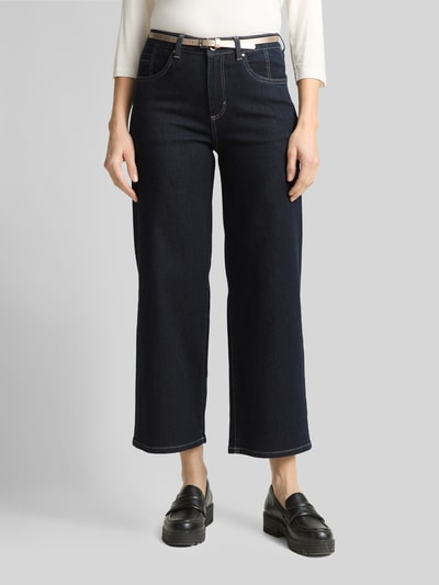 Frauenmodel trägt Straight Leg Culotte aus Baumwoll-Mix von Tom Tailor, unifarben, cropped Länge, sichtbare Nähte, Nahaufnahme Oberkörper