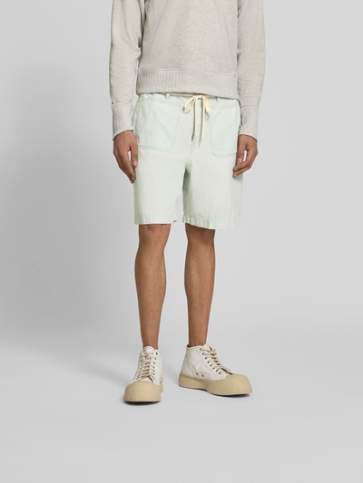 Männermodel trägt Shorts mit aufgesetzten Taschen von Kenzo in Reine Baumwolle, Relaxed-Fit, mit Stoffband, Knopf- und Reißverschluss, Ganzkörperansicht von vorne.