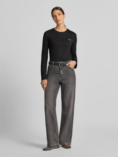 Vrouwenmodel draagt Regular Fit Longsleeve met Label-Stitching van Liu Jo White in zwart, puur katoen, ronde hals, ruglengte maat S 57 cm, ganzekörperaanzicht van voren.